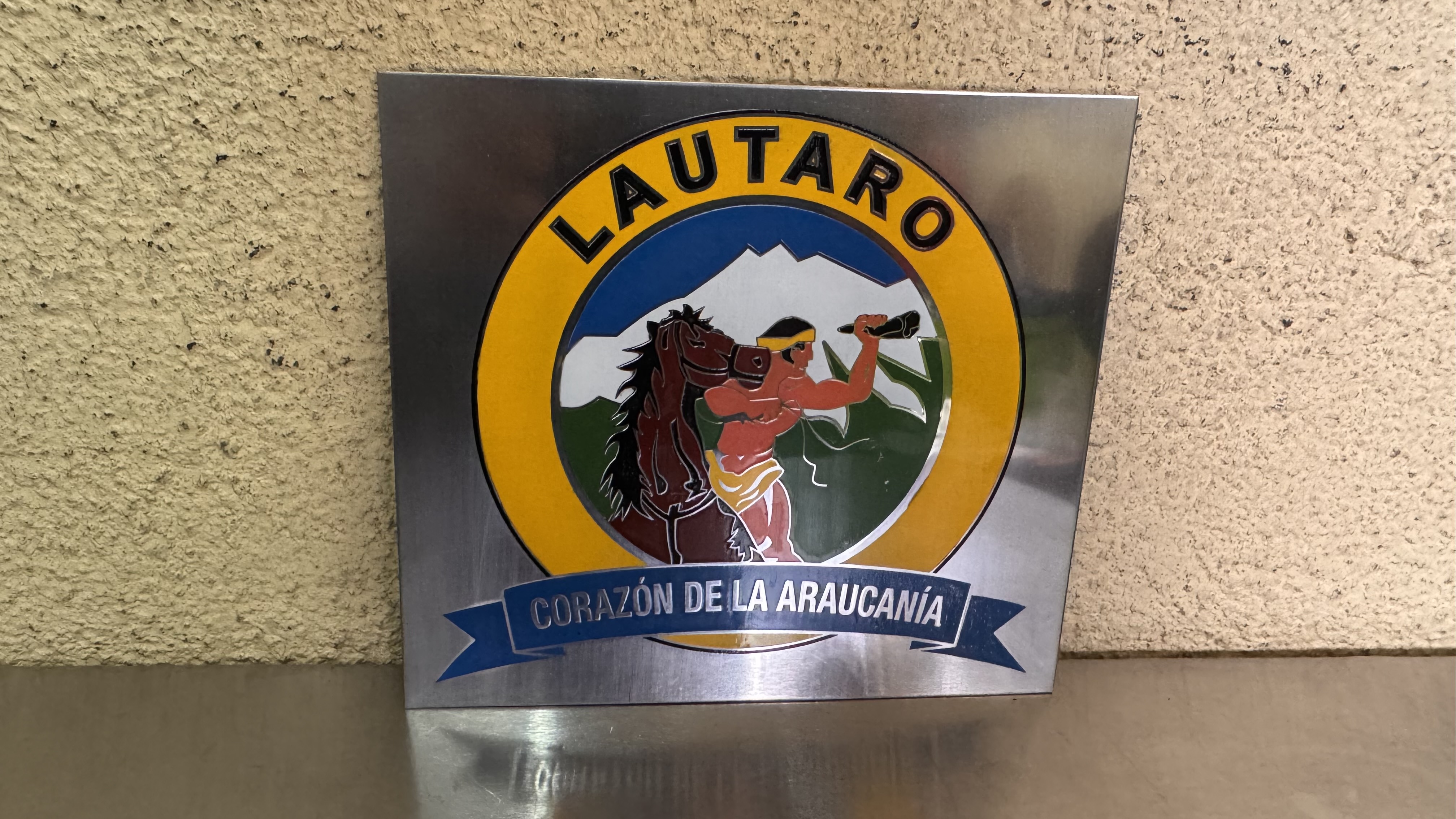 LETRERO BAJO RELIEVE